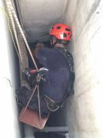 אלירן מחברת "א.א. אברהם שרותי אינסטלציה" מבצע עבודת אינסטלציה בסנפלינג